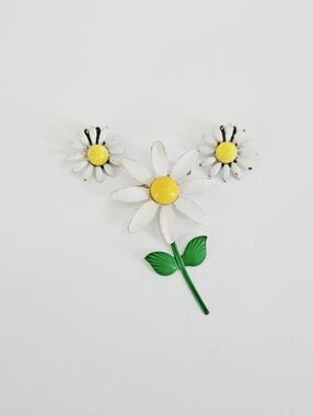 Vintage 1960's Demi Parure Metal Enameled Daisy Floral Brooch Pin Earrings Set